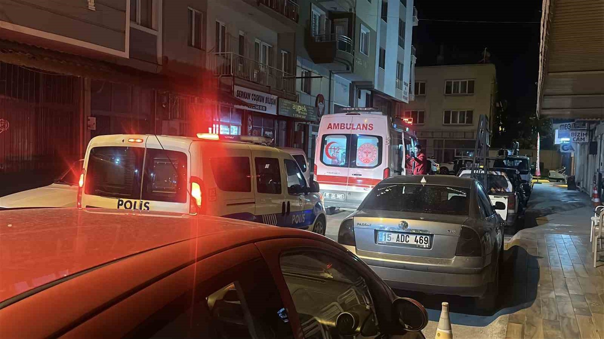 Burdur\'da evinde düşen yaralı şahıs, ambulansa bindirilirken ekiplere zorluk çıkardı