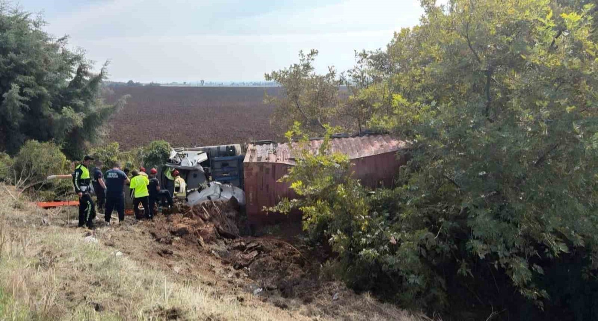 Bursa Karacabey\'de yarı römork tarlaya uçtu, 61 yaşındaki sürücü yaralandı