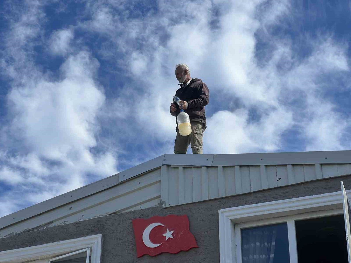 Bursa Mudanya\'da 69 yaşındaki ev sahibinin çatı direnişi sonrası yıkım durduruldu