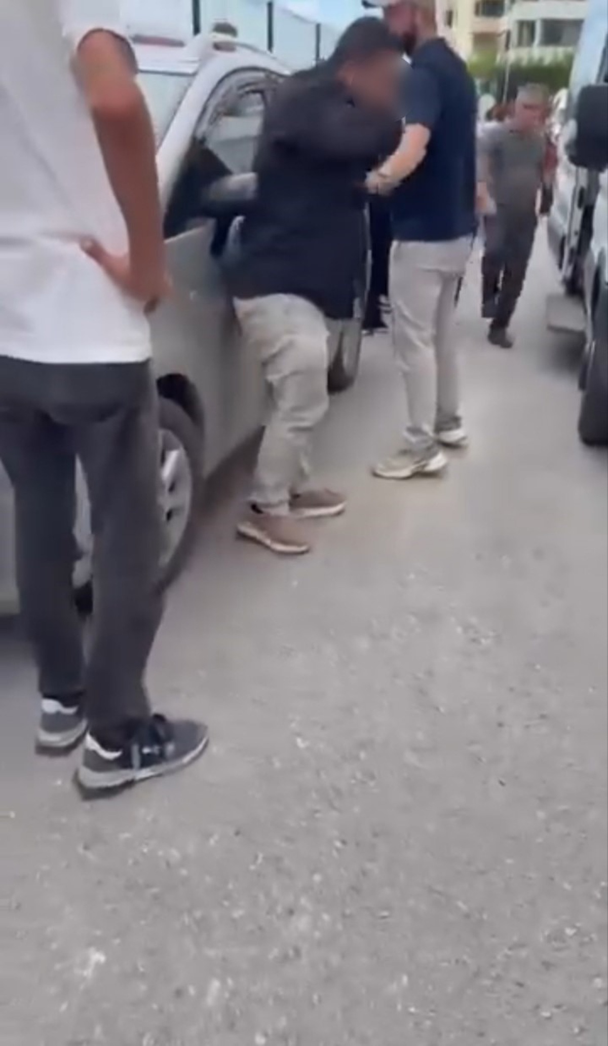 Bursa Mudanya\'da okul önünde servis şoförlerinin kavgası kameraya yansıdı
