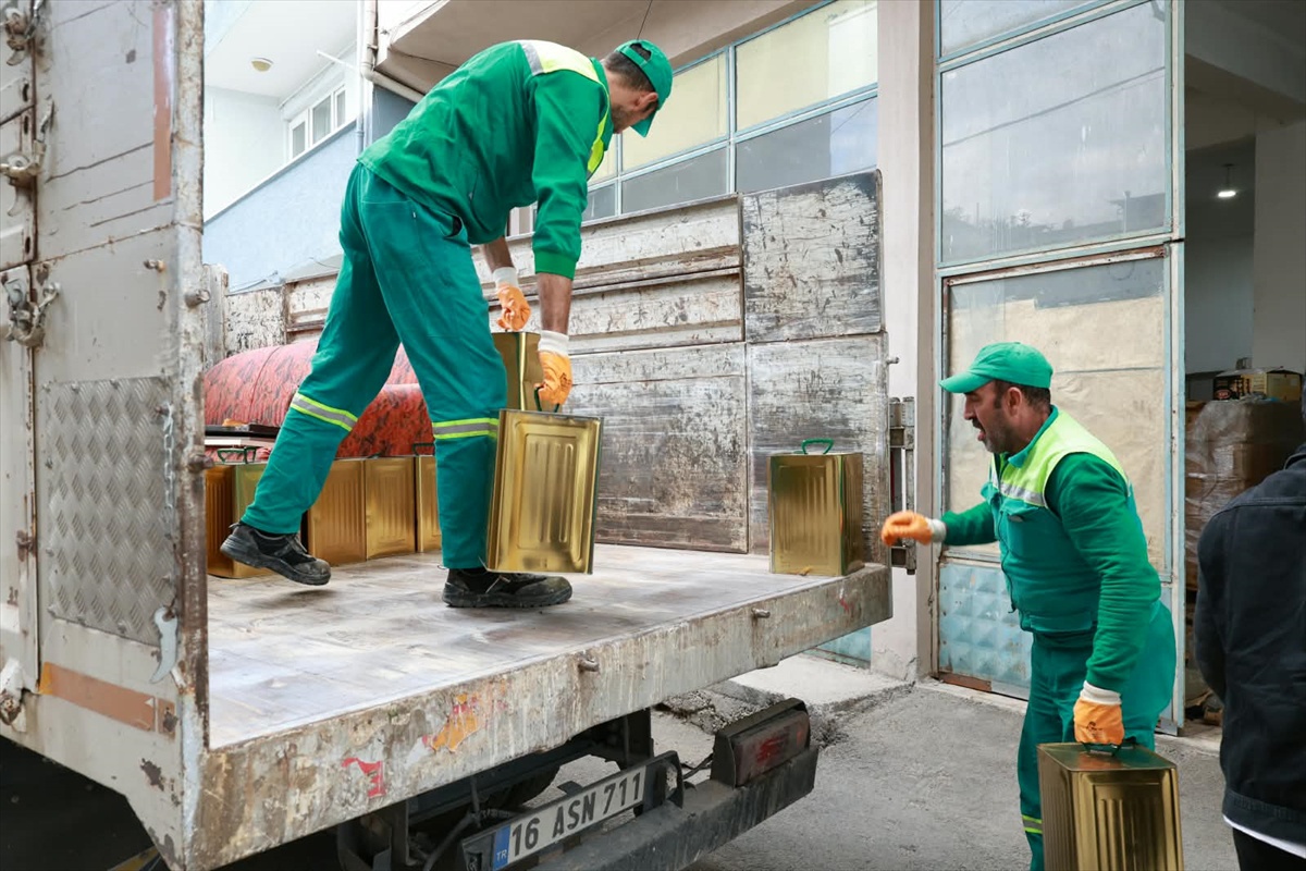 Bursa Osmangazi\'de ruhsatsız depoda 6,5 ton küflü gıda imha edildi