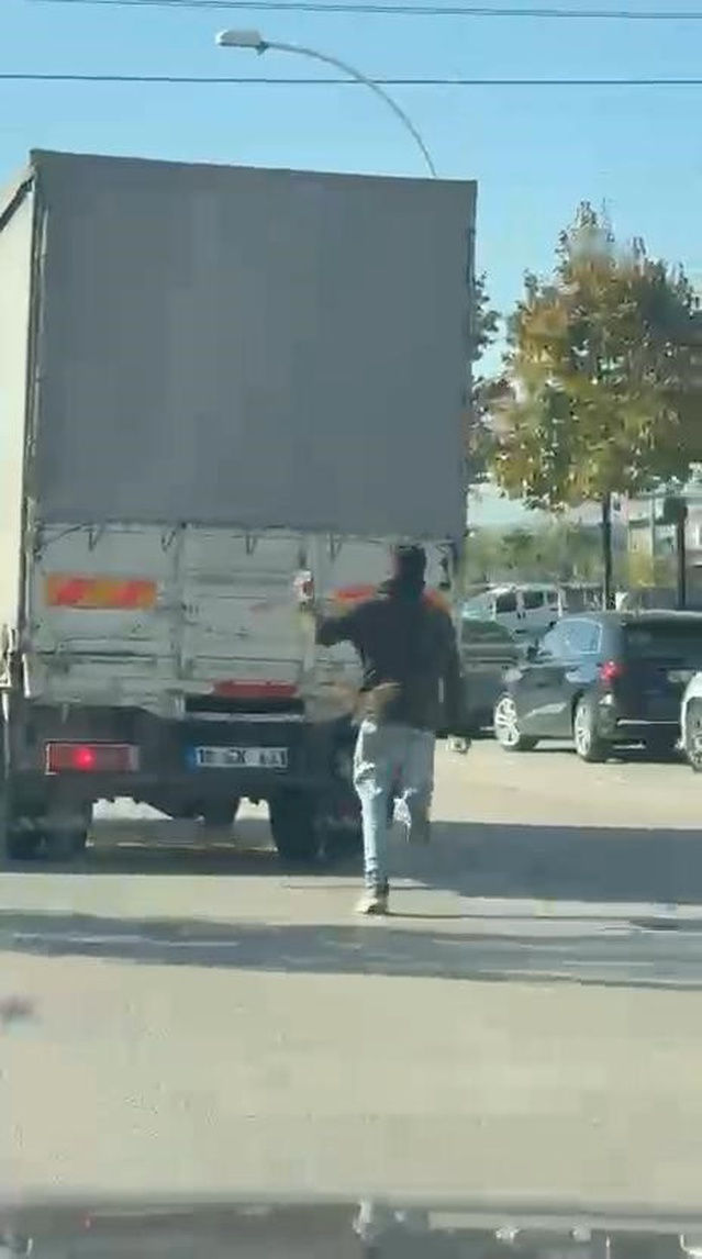 Bursa Özlüce'de çocuk, kamyonetin arkasında tehlikeli yolculuk yaparken görüntülendi