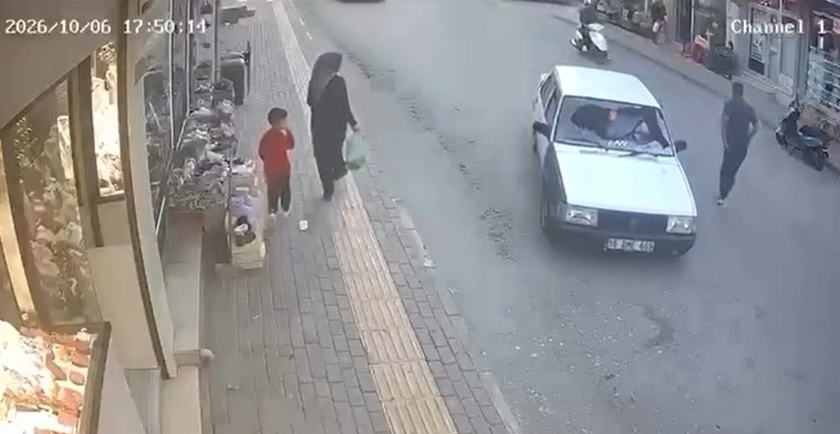 Bursa Yıldırım\'da otomobilin çarptığı yaya hafif yaralandı, aynaya tutunarak kurtuldu