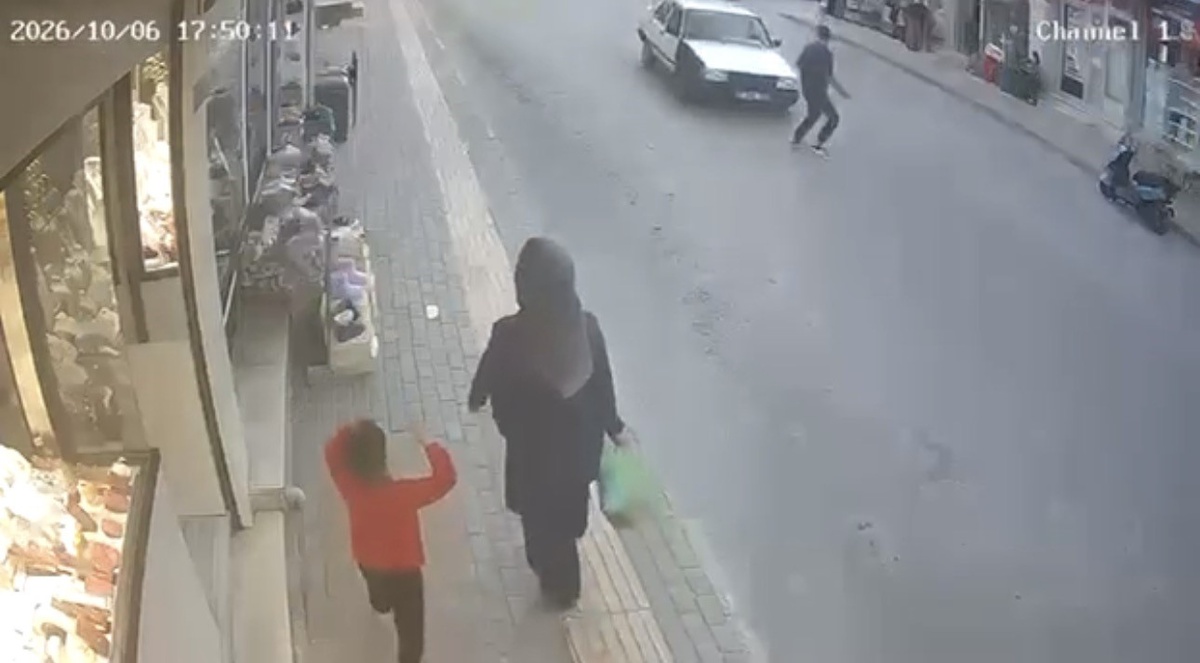 Bursa Yıldırım\'da otomobilin çarptığı yaya hafif yaralandı, kaza anı kamerada