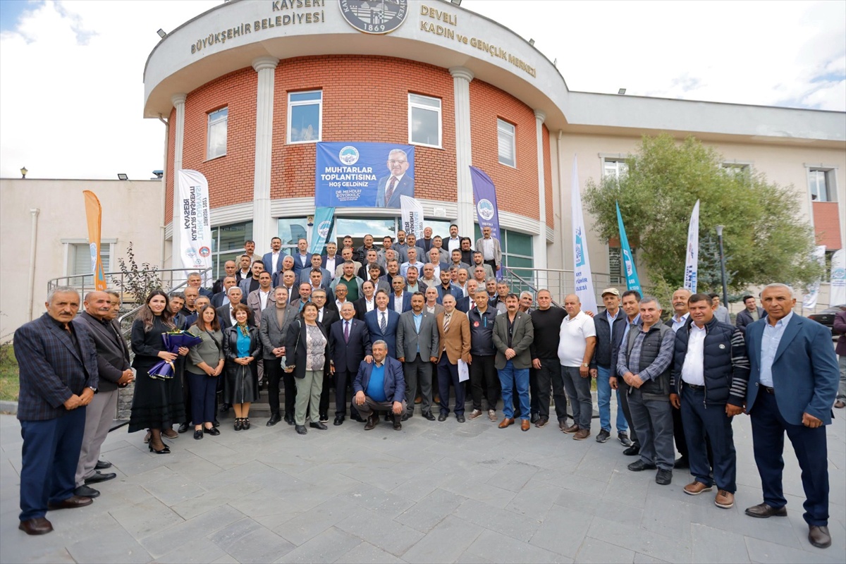 Kayseri Büyükşehir Belediye Başkanı Büyükkılıç, Develi\'de muhtarlarla buluştu