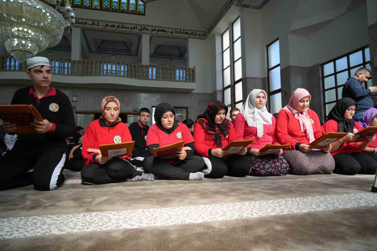 Camiler özel öğrencilerle şenlendi: İlahiler söylendi, ezan okundu