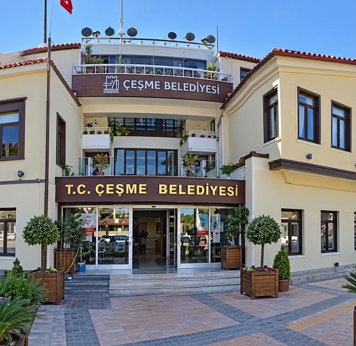 İzmir Çeşme\'de belediyeye yönelik soruşturmada 3 şüpheliye gözaltı kararı verildi