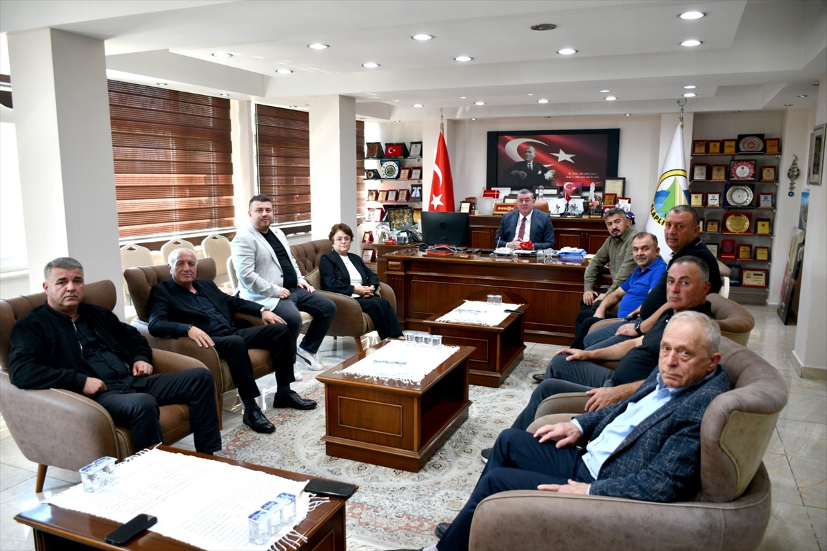 Alaplı Belediye Başkanı Nuri Tekin, 9 meclis üyesiyle CHP\'den istifa etti