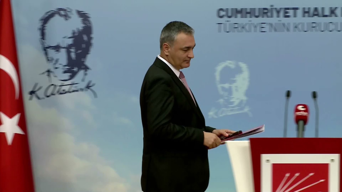 CHP\'li Sarı, Tugay\'ın AK Parti\'ye geçişine tepki gösterdi; İzmir\'den özür istedi.