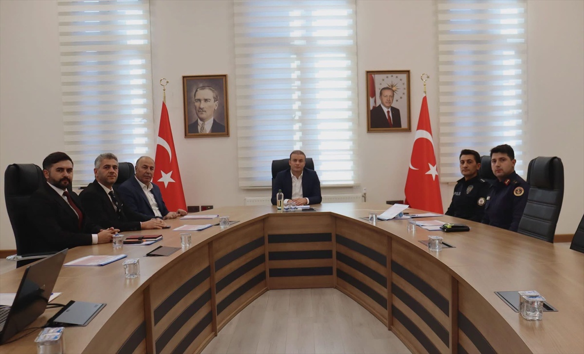 Çorum Alaca\'da okul güvenliği için kurumlar Kaymakam Dinçer başkanlığında toplandı.