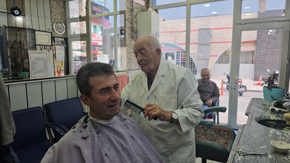 Çorum\'da 84 yaşındaki berber Hıdır Kırdı, 70 yıldır meslekte ve 25 çırak yetiştirdi
