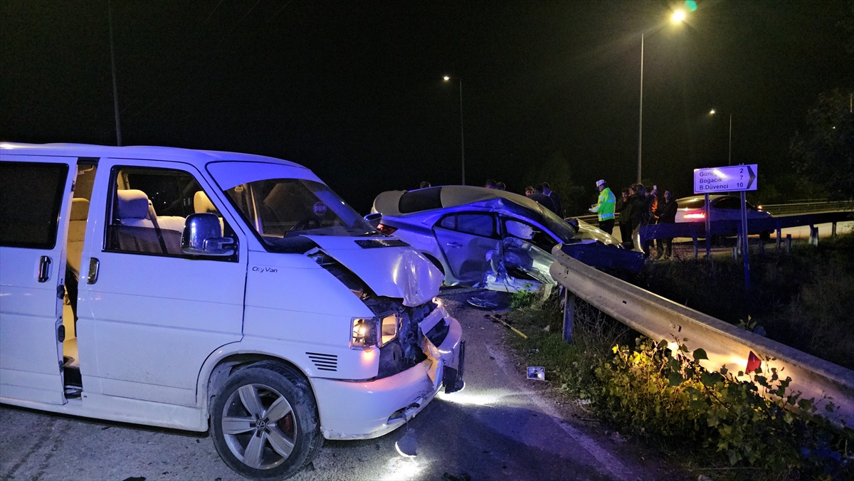 Çorum-Samsun kara yolunda otomobil ile minibüs çarpıştı, 3 kişi yaralandı