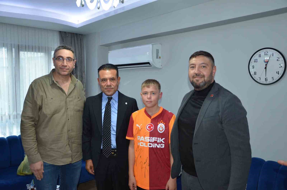 Dinçer Azaphan, Osimhen sözü verdiği Yaşar\'ı Kırkağaç\'ta ziyaret etti