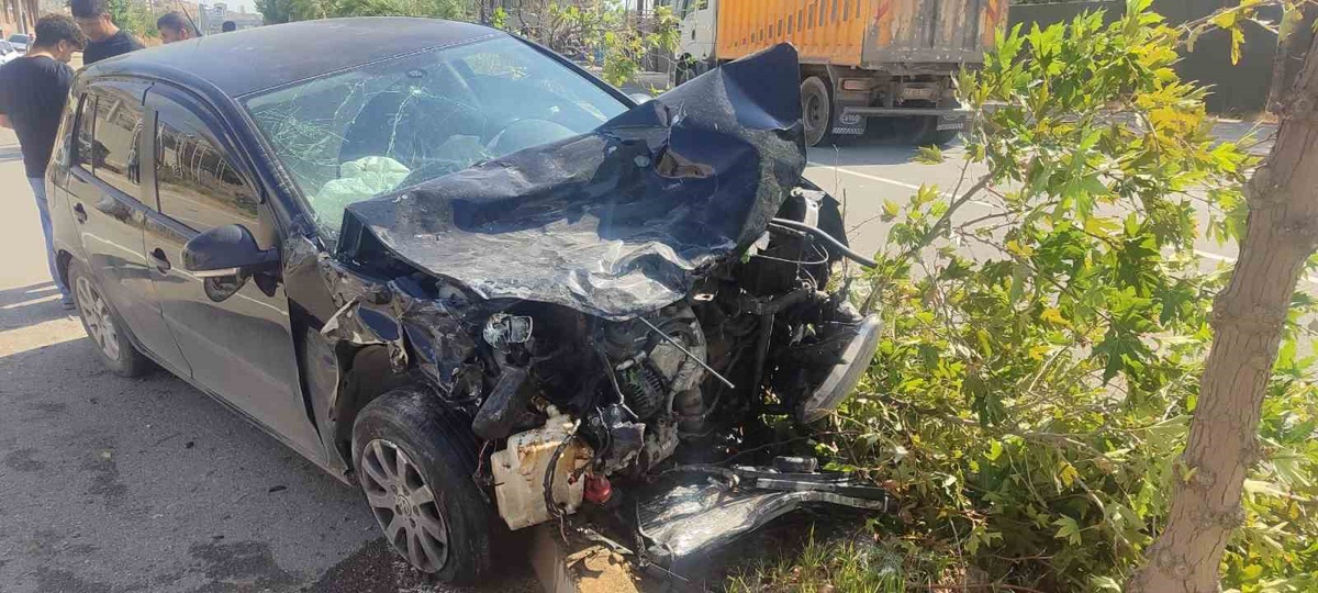 Diyarbakır Silvan\'da çarpışan iki araç savruldu, kazada 2 kişi yaralandı.