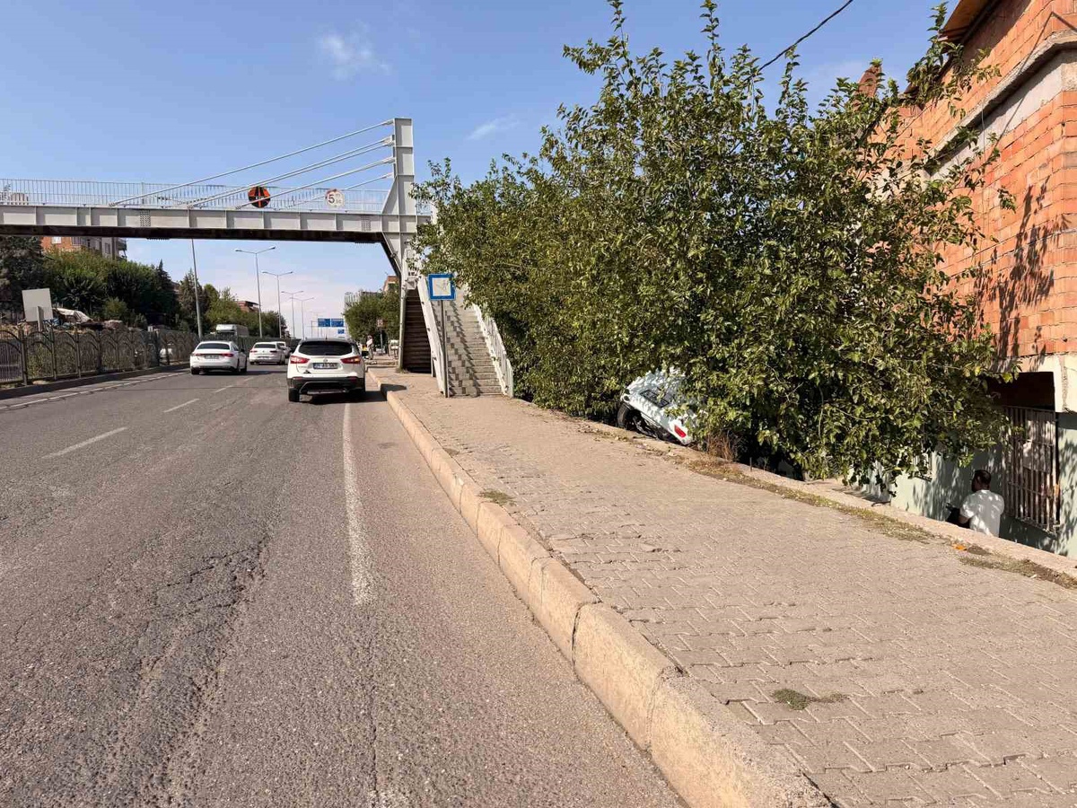 Diyarbakır Sur\'da kontrolden çıkan SUV istinat duvarından düştü, yaralanan olmadı