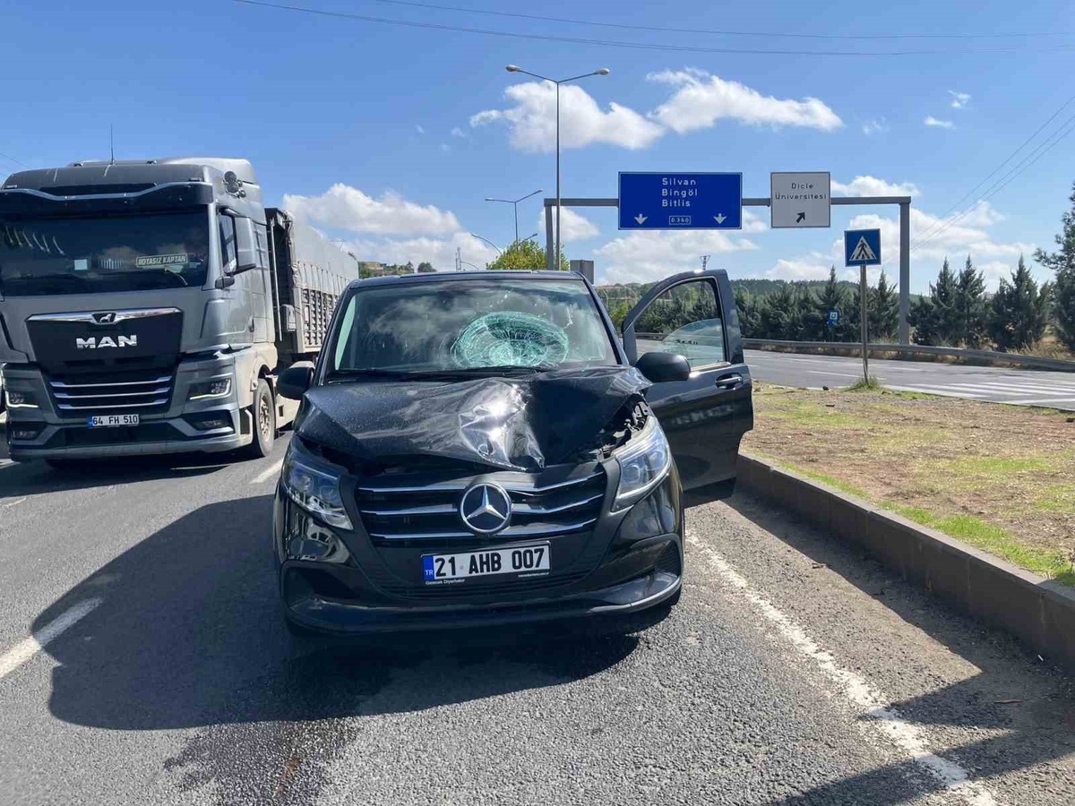 Diyarbakır Sur\'da aracın çarptığı kişi ağır yaralı olarak hastaneye kaldırıldı