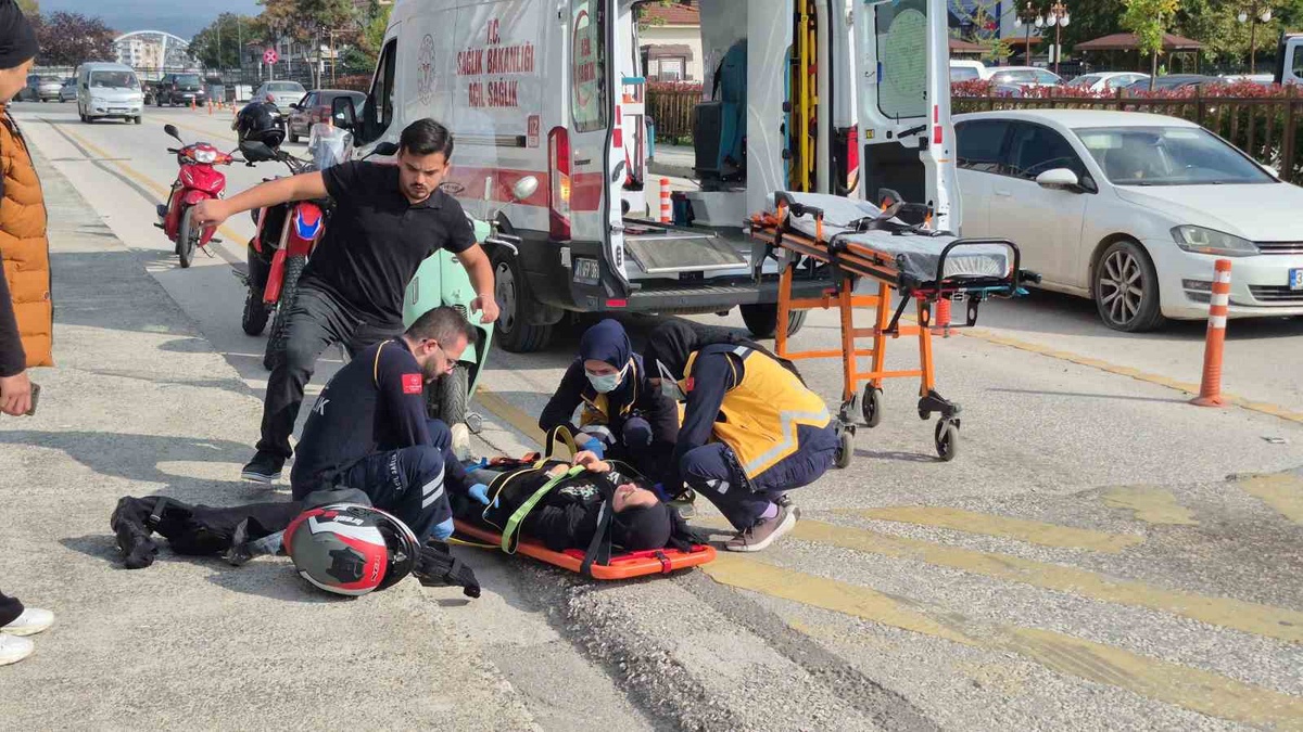 Düzce\'de motosiklet sürücüsü hakimiyetini kaybedip yaralanarak hastaneye kaldırıldı