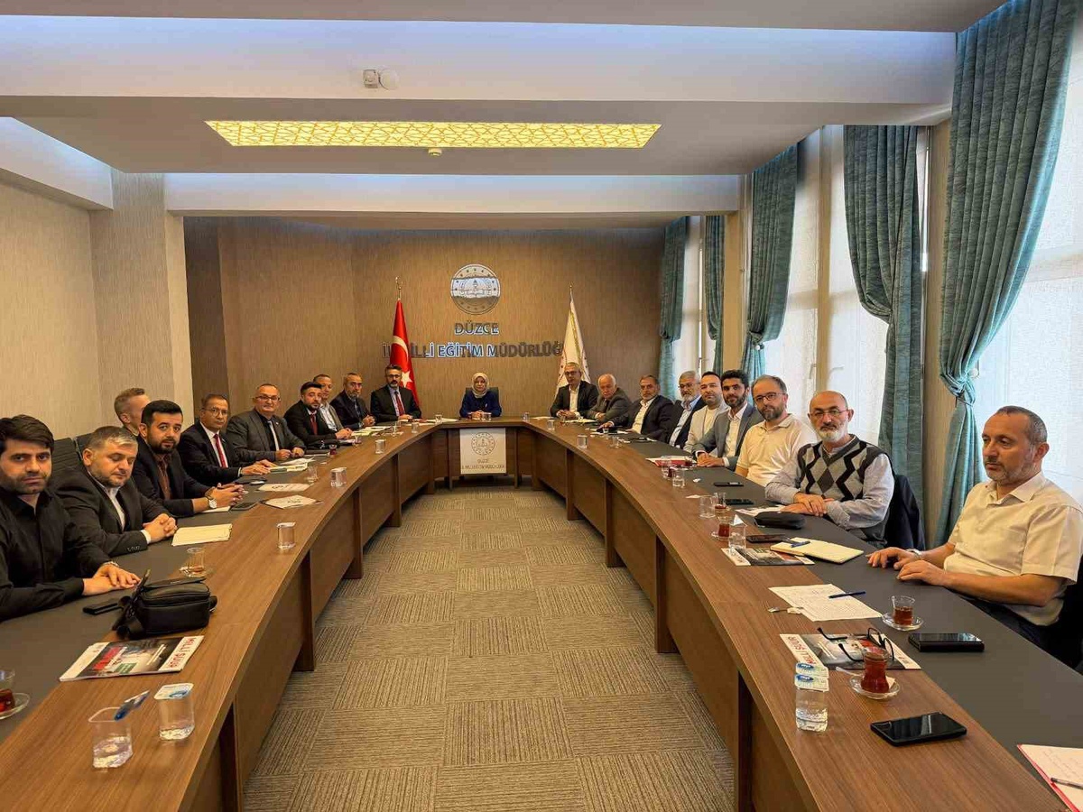 Düzce\'de imam hatip okul müdürleri İl Milli Eğitim Müdürü Özer başkanlığında toplandı