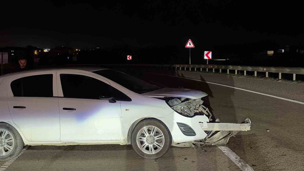 Düzce\'de bariyerlere çarpan araç trafiği tek şeride düşürdü, sürücü hafif yaralandı