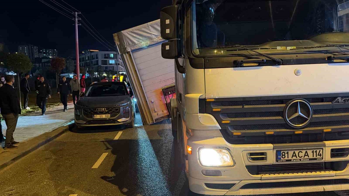 Düzce\'de korkutan anlar: Yola devrilen tır dorsesi, park etmiş 3 aracı kıl payı ıskaladı