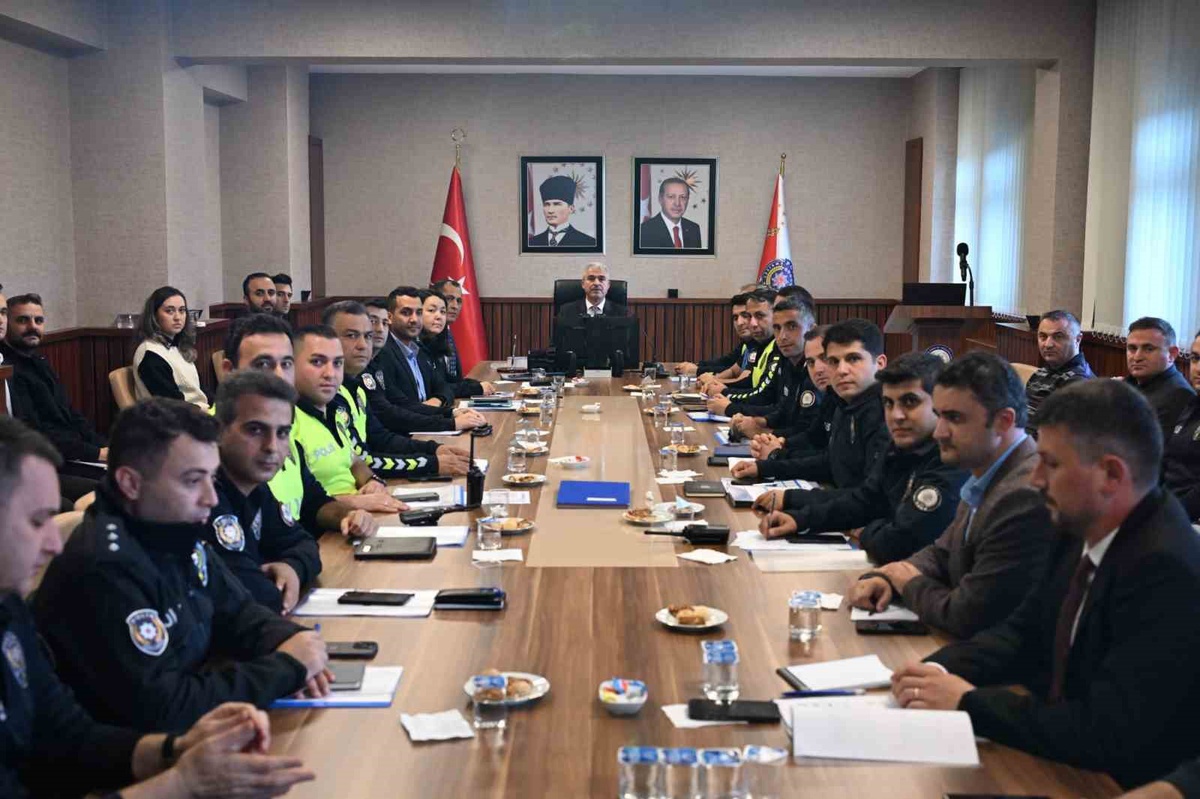 Düzce\'de emniyet toplantısında asayiş tedbirleri ve yeni dönem çalışmaları görüşüldü
