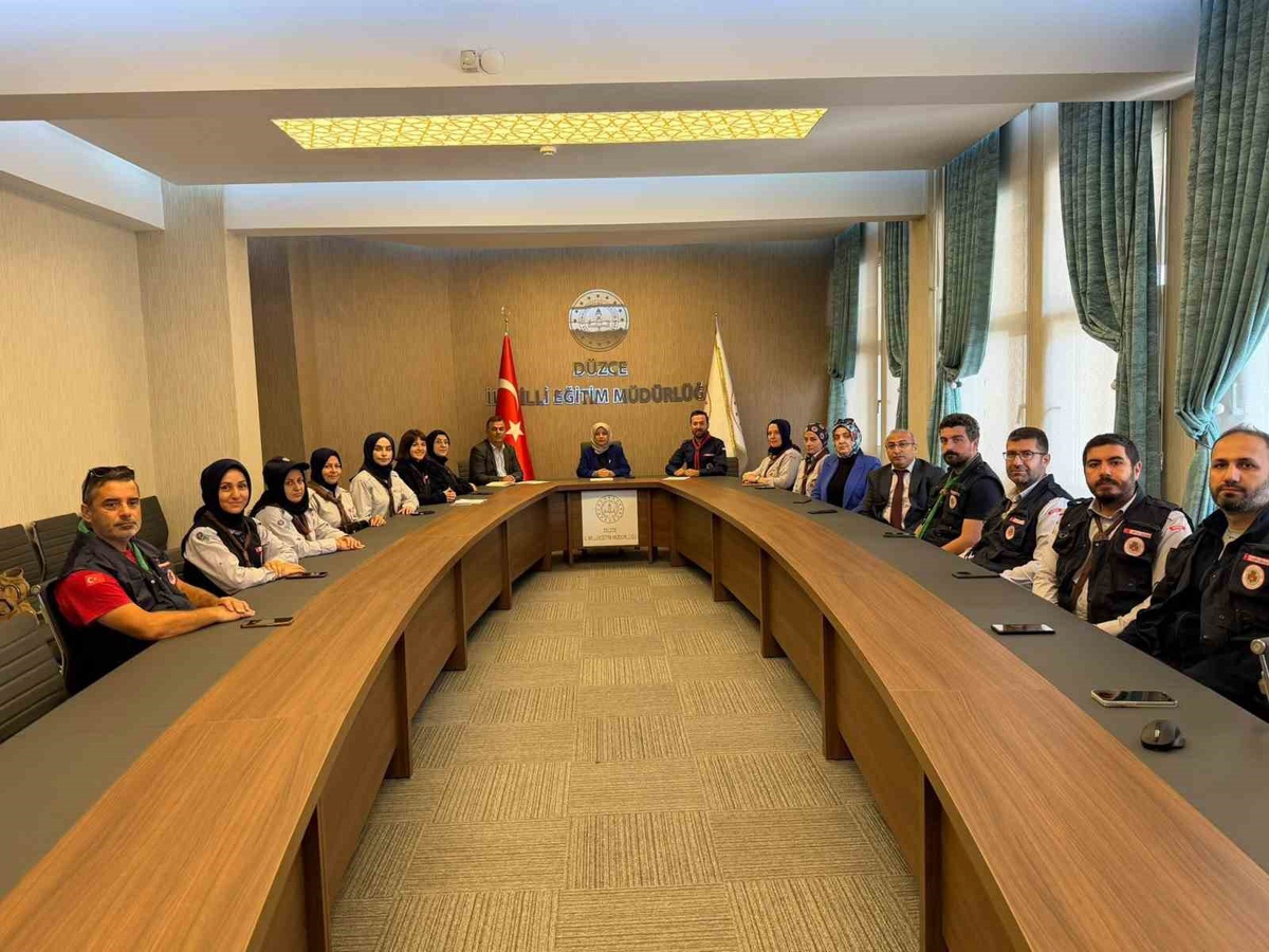 Düzce İl Milli Eğitim Müdürü Özer\'le izci liderleri yeni dönem planlarını görüştü