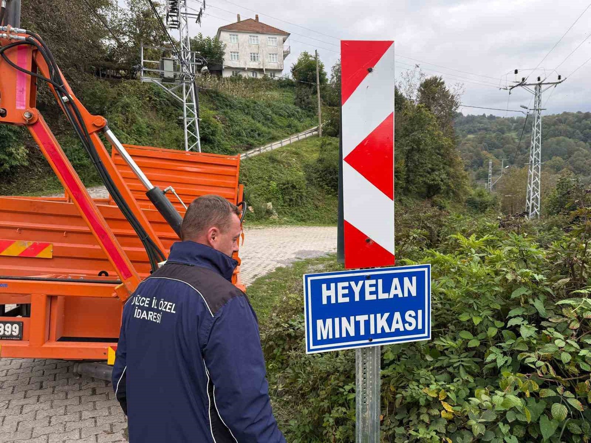 Düzce İl Özel İdaresi, Kaynaşlı\'da köy yoluna yeni trafik levhaları yerleştirdi