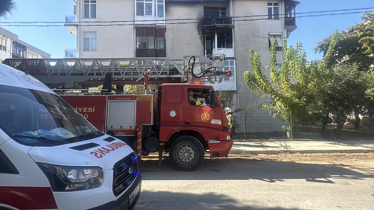 Edirne\'de 4 katlı apartmanın 3. katındaki dairede çıkan yangın söndürüldü
