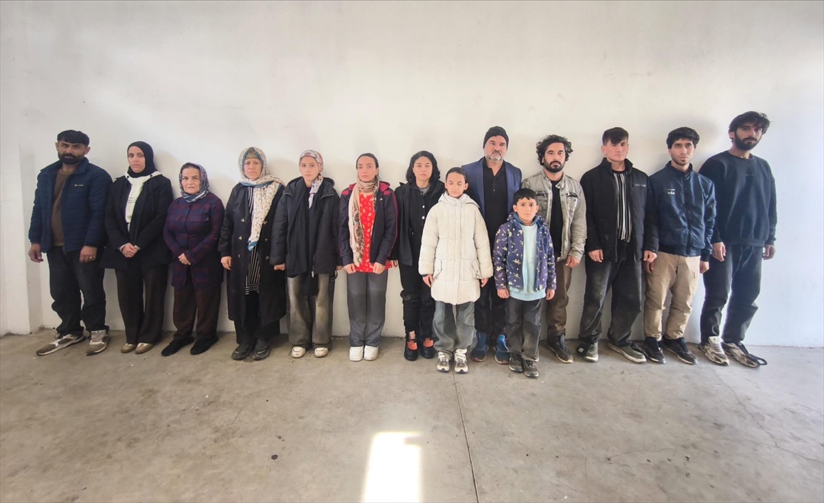 Edirne Meriç\'te 2 araçta 16 düzensiz göçmen yakalandı, 2 şüpheli tutuklandı