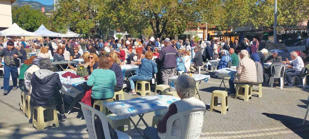 Edremit Kızılkeçili\'de üçüncüsü düzenlenen çiftçi hayrı 5 bin kişiyi ağırladı