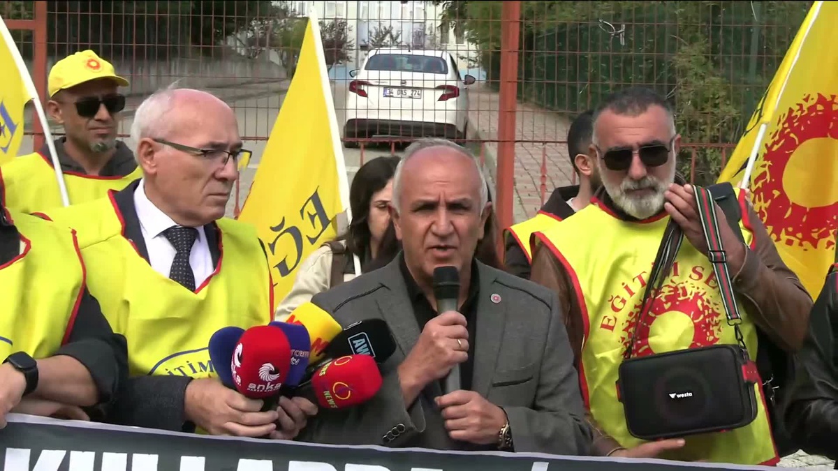 Başakşehir\'de Eğitim Sen Başkanı Irmak, Bakan\'ı sorumluluğunu örtmekle suçladı