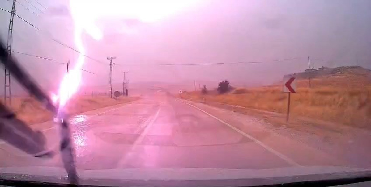 Elazığ-Pertek karayolunda aracın yakınına yıldırım düştü, çevre bir anda aydınlandı