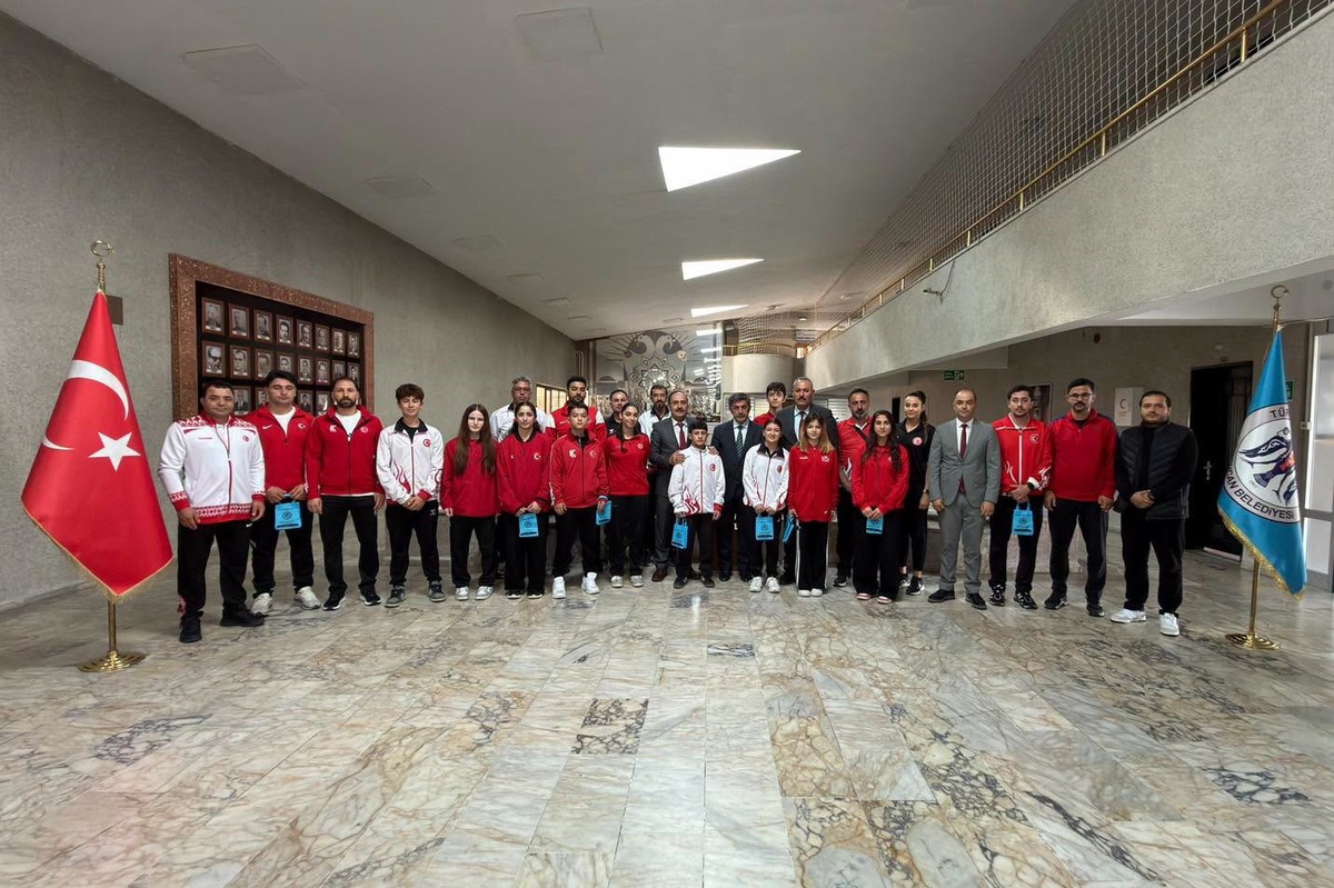 Erzincan Belediye Başkanı Aksun, dereceye giren sporcuları makamında kabul etti