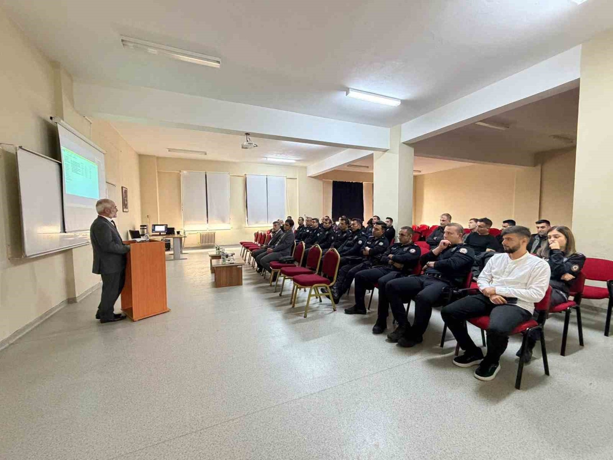 Erzincan İl Müftülüğü, POMEM\'deki polis memurlarına \'Baba Okulu\' semineri düzenledi