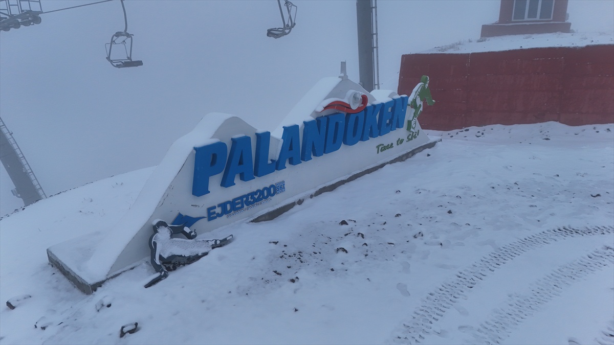 Palandöken\'in zirvesi Ejder Tepesi\'ne kar yağdı, Erzurum\'da yükseklere kar düştü