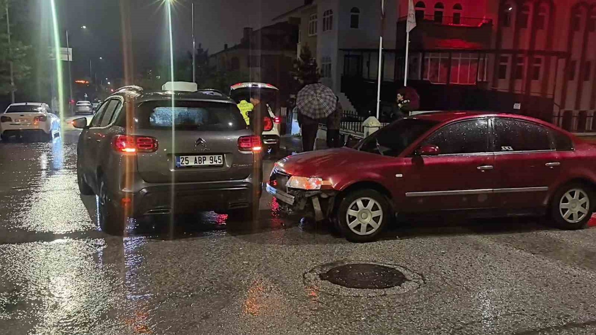 Erzurum Palandöken\'de iki otomobil çarpıştı, 68 FH 306\'nın sürücüsü hafif yaralandı