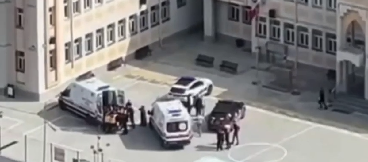 Esenyurt\'ta lise öğrencisi iki sınıf arkadaşını bıçakladı; birinin hayati tehlikesi var