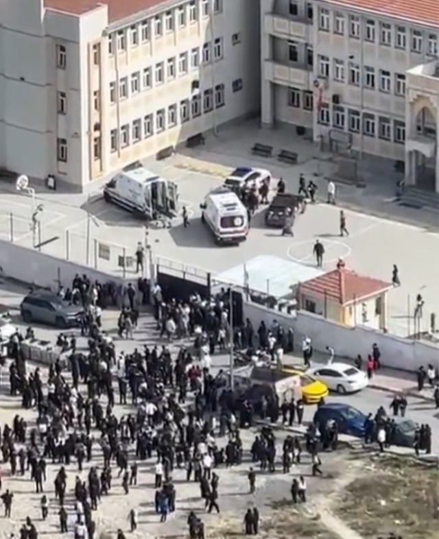 İstanbul'da lisede kavga! Ekipler olay yerine sevk edildi