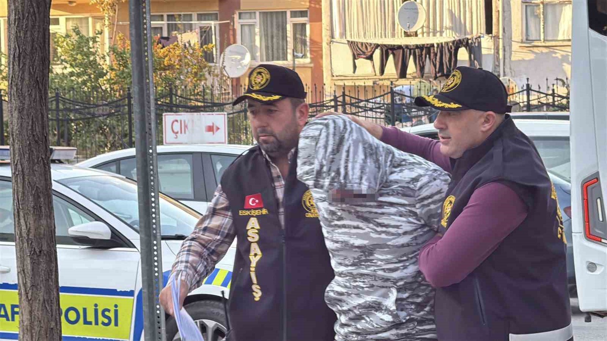 Eskişehir Tepebaşı\'nda kavgada arkadaşını bıçakla öldüren şüpheli adliyeye gönderildi