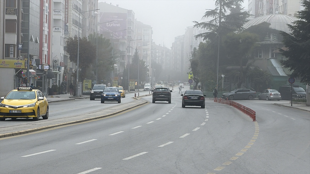 Eskişehir\'de sis görüş mesafesini düşürüyor, öğleyin etkisini kaybetmesi bekleniyor.