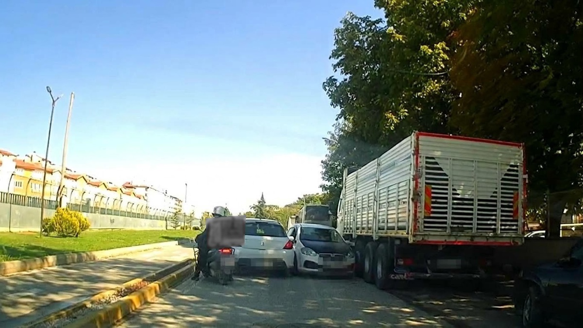 Eskişehir Tepebaşı\'nda ters yöne giren otomobil kaza yaşanmadan kameraya yakalandı