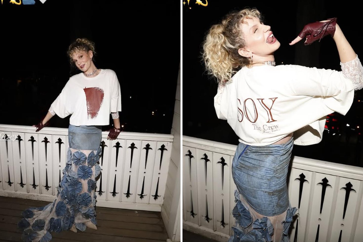 Farah Zeynep Abdullah "Soy" filminin galasına filmin adının yazılı olduğu bir tişörtle katıldı