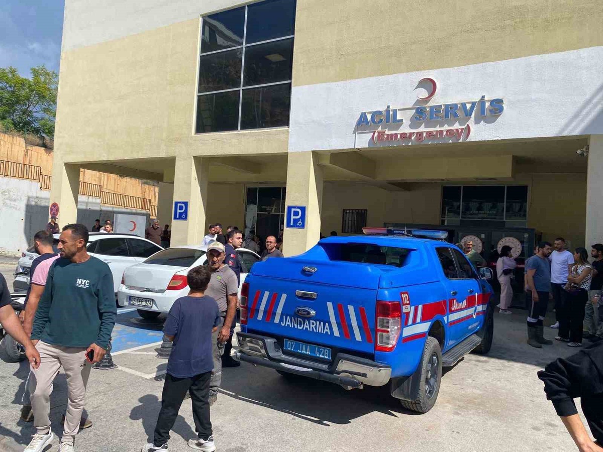 Antalya Gazipaşa\'da iş makinesine sıkışan 15 yaşındaki çocuk yaralandı, 2 kişi tutuklandı
