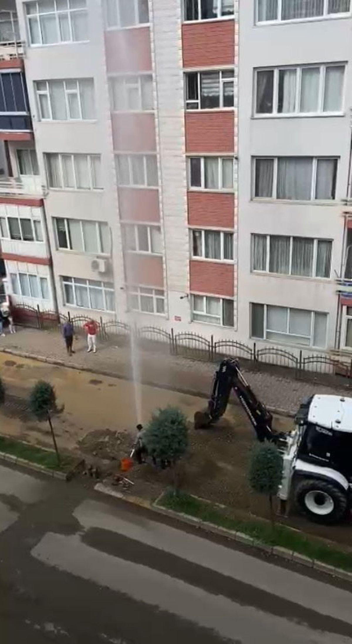 Giresun\'da altyapıda değiştirilen su borusu patladı, su metrelerce fışkırdı