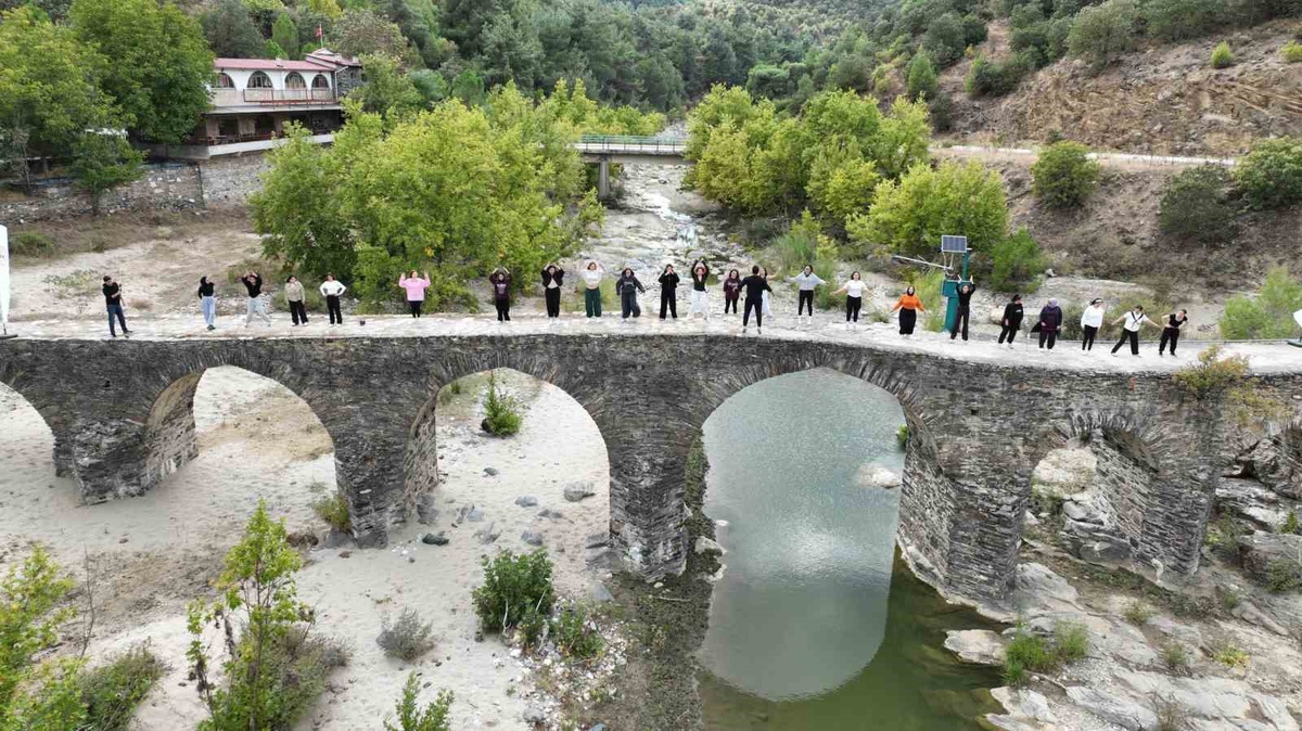 Manisa Gördes\'te gençler Hacı Hıdır Köprüsü\'nde sporla tarihi keşfetti
