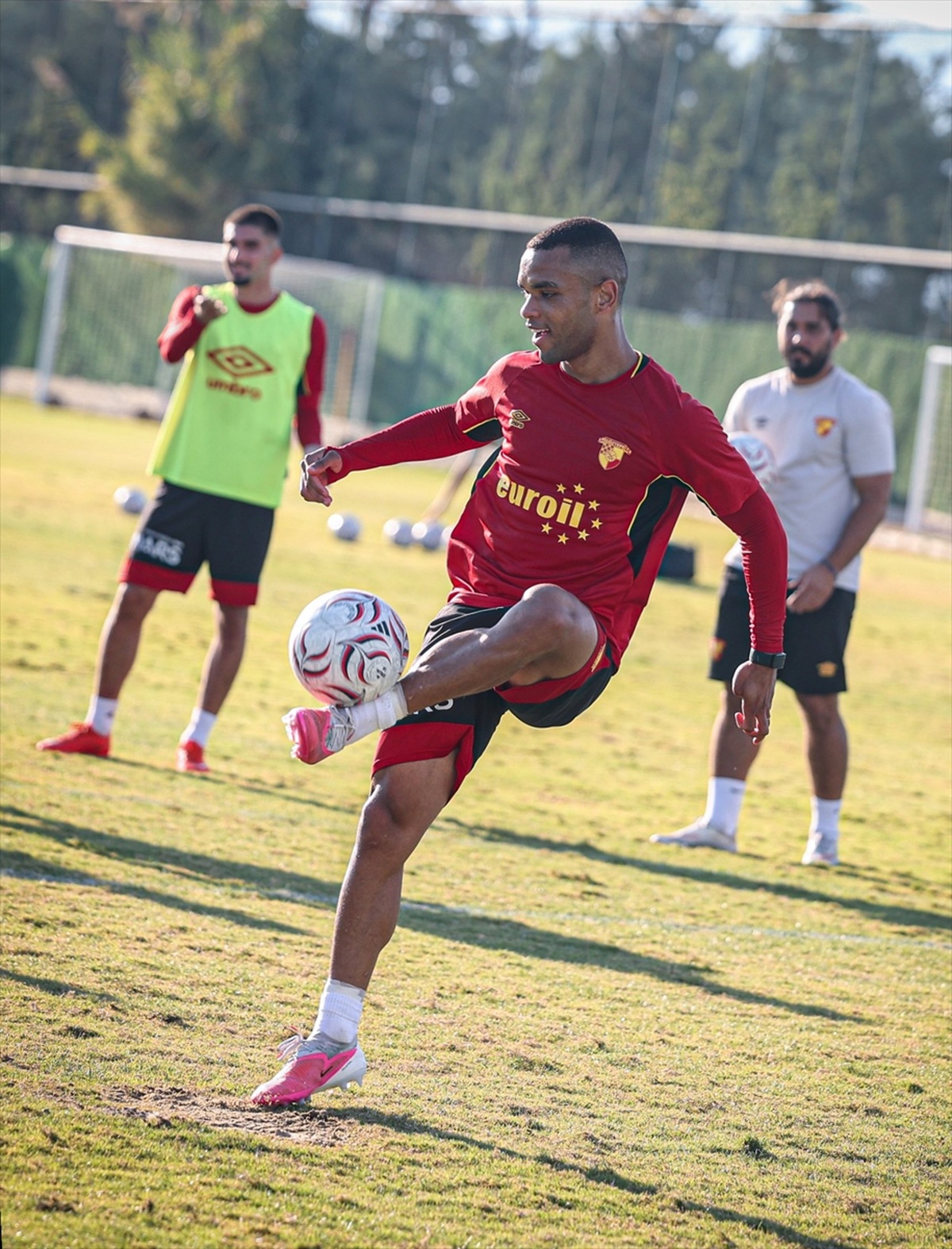 Göztepe, Eyüpspor deplasmanı öncesi çift idmanla hazırlıklarını sürdürdü