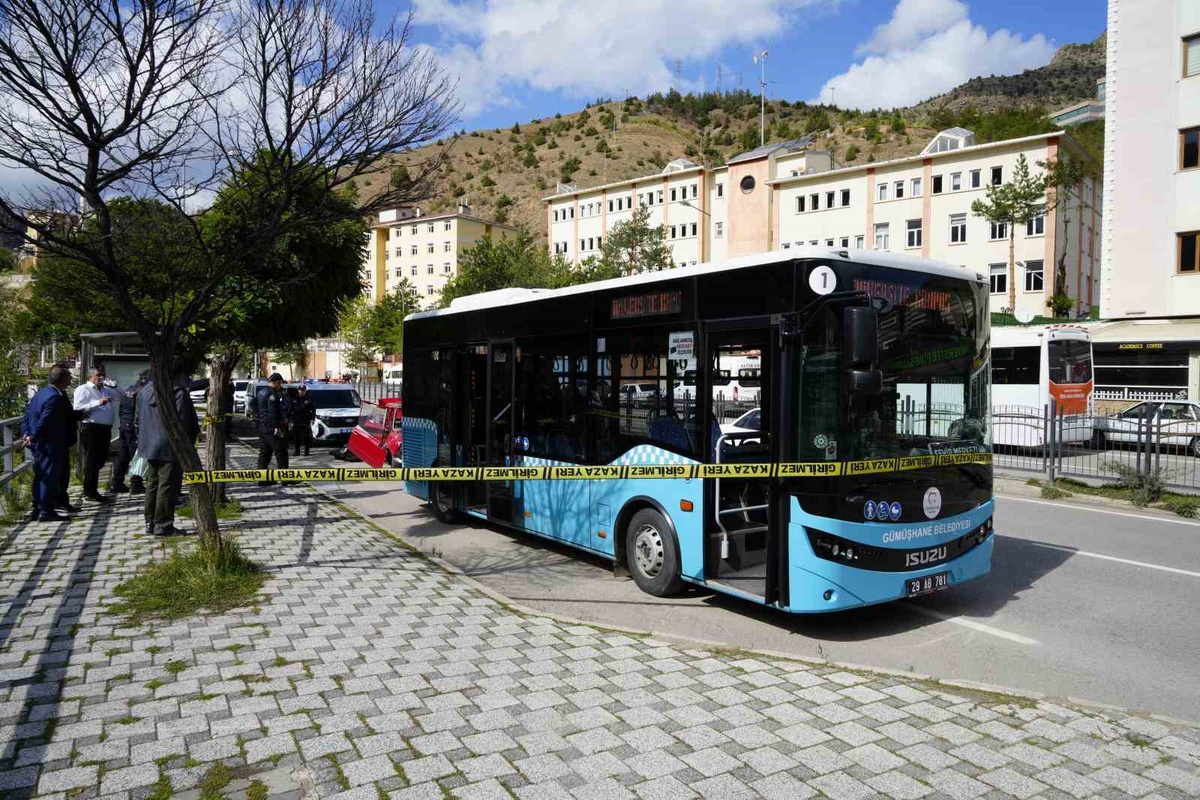 Gümüşhane\'de belediye otobüsüne arkadan çarpan otomobilde 2 kişi yaralandı