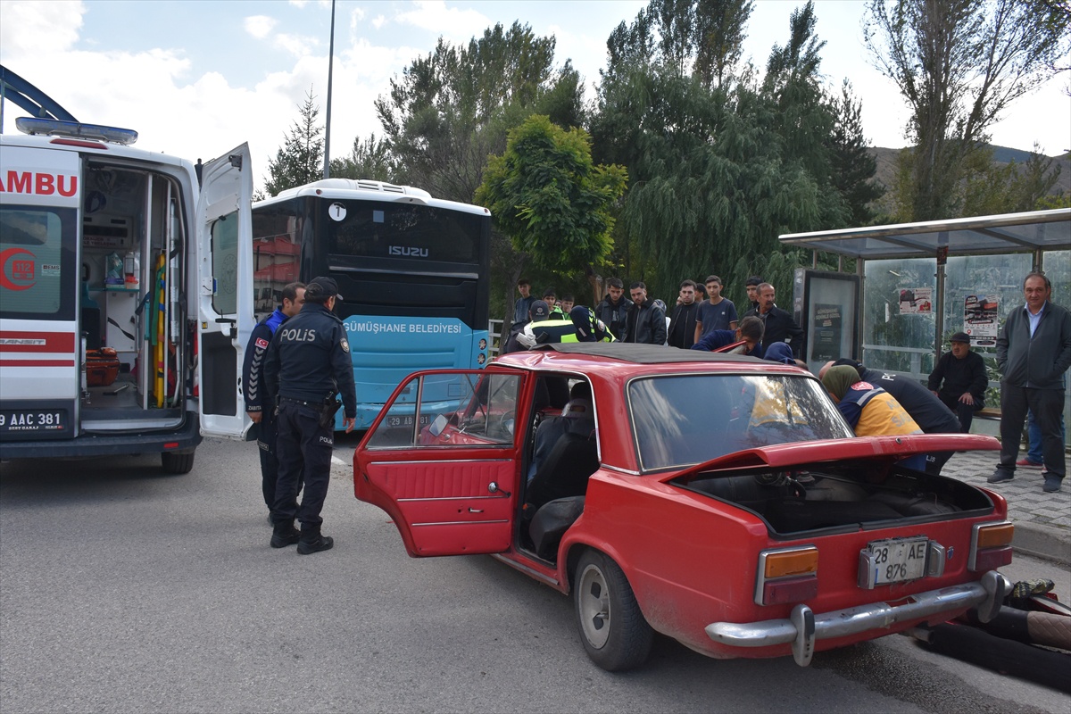 Gümüşhane\'de otomobil yolcu indiren belediye otobüsüne çarptı, 2 kişi yaralandı
