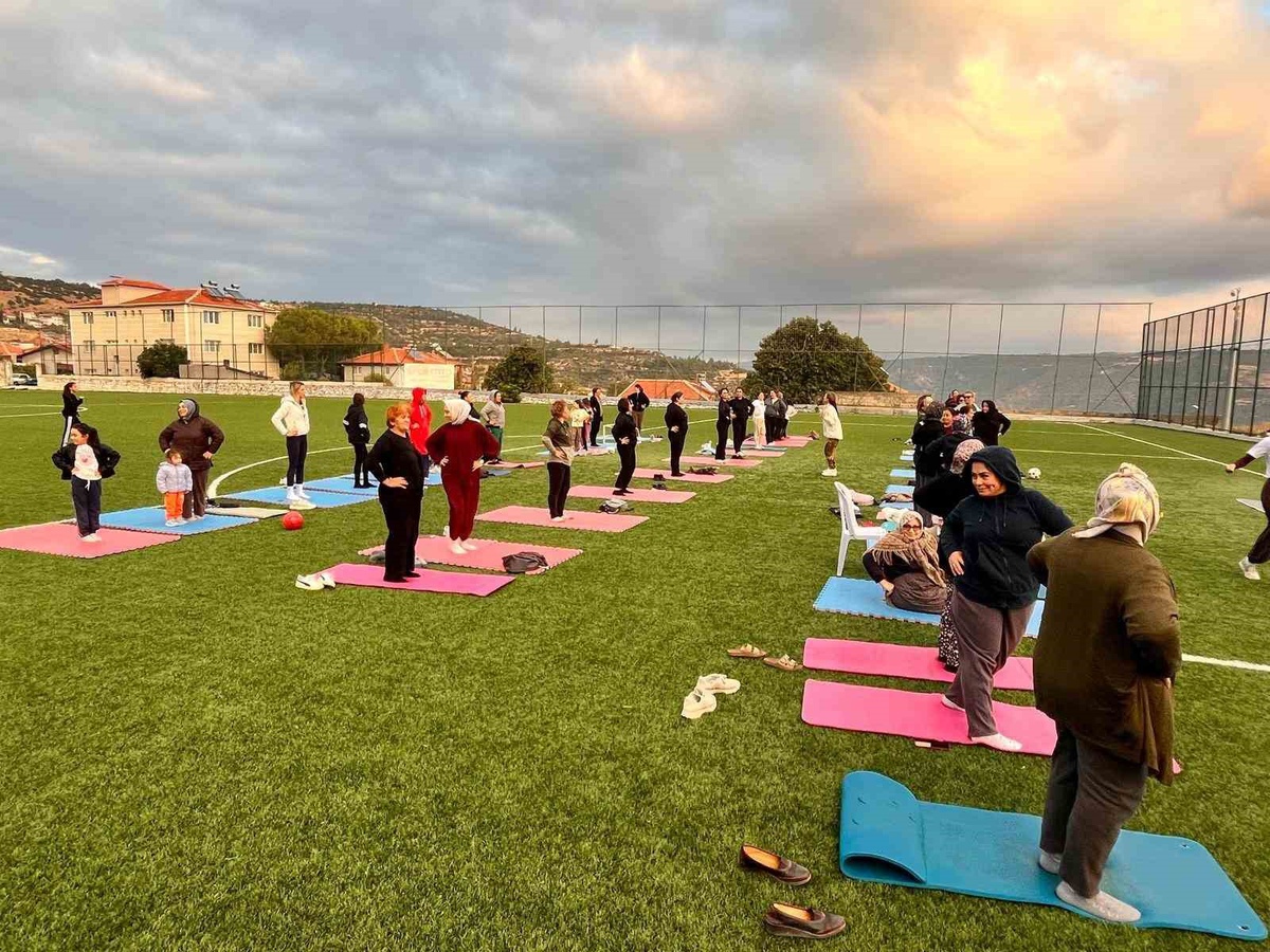 Denizli Güney\'de yoga etkinliğinde kadınlar hareketli yaşama dikkat çekti