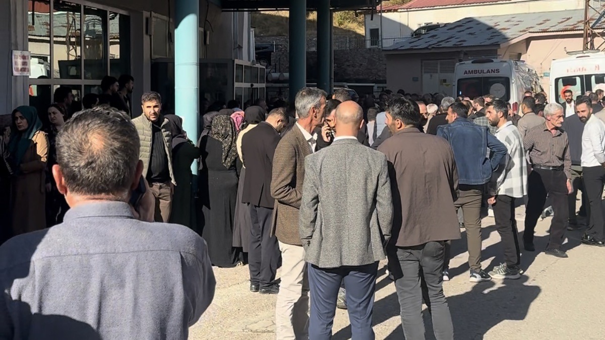 Hakkari\'de iki araç çarpıştı, 2 yaşındaki çocuk hayatını kaybetti, 7 kişi yaralandı